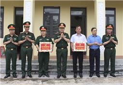 Tư lệnh Quân khu tặng quà đối tượng chính sách và dâng hương tri ân các anh hùng liệt sĩ tại Cao Bằng